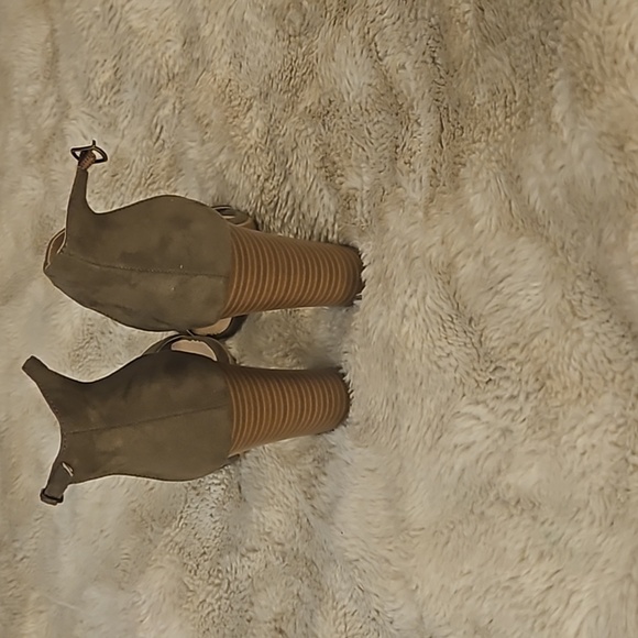 Green / olive suede heels - Picture 3 of 5